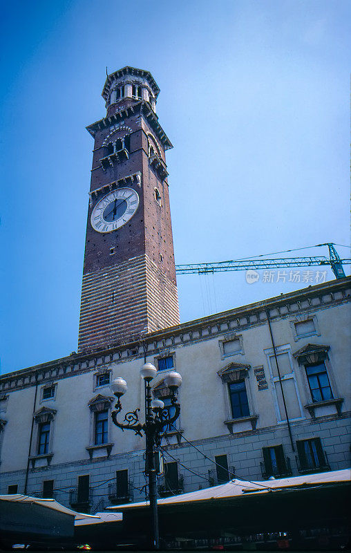 20世纪80年代旧的正片扫描，Lamberti塔和Cortile del Mercato Vecchio，维罗纳，意大利